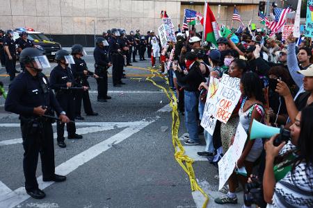 Die Demonstranten beschuldigen Trump, Kritiker schrittweise mundtot zu machen.