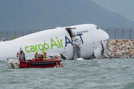 Tödlicher Unfall: Jumbo-Jet rutscht über Landebahn ins Meer