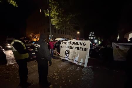 Die Polizei ist im Einsatz bei einem Protest in Berlin-Mitte gegen die Räumung von teilweise besetzten Häusern.