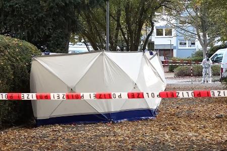 Ein maskierter Mann hat auf eine Frau eingestochen, als sie ihr Wohnhaus in Bremen verließ. Auch ihr Sohn wurde verletzt. Ein maskierter Mann hat auf eine Frau eingestochen, als sie ihr Wohnhaus in Bremen verließ. Auch ihr Sohn wurde verletzt.