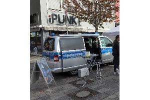 Die Polizei ist mit einem Infostand auf dem Herbstmarkt vertreten.