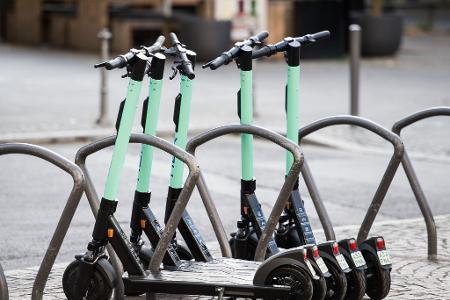 Die Fahrzeuge von Anbietern wie Bolt und Lime lassen sich per Smartphone-App anmieten. (Symbolbild) Die Fahrzeuge von Anbietern wie Bolt und Lime lassen sich per Smartphone-App anmieten. (Symbolbild)