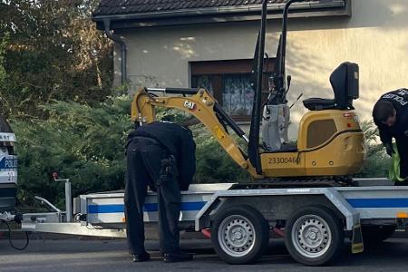 Bei der Suche nach Beweismitteln im Fall Rebecca setzte die Polizei auch einen Bagger ein. Bei der Suche nach Beweismitteln im Fall Rebecca setzte die Polizei auch einen Bagger ein.