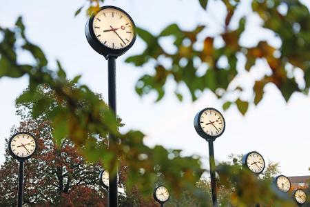 Die Zeitumstellung von Sommer- auf Winterzeit erfolgt 2025 in der Nacht zum 26. Oktober. (Archivbild) Die Zeitumstellung von Sommer- auf Winterzeit erfolgt 2025 in der Nacht zum 26. Oktober. (Archivbild)