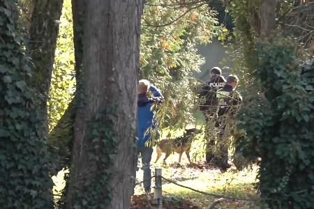 Spürhunde sind auf dem Gelände untwergs.