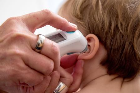 Alternative zur Messung im Po: Bei Kindern ab einem Jahr messen Infrarot-Trommelfellthermometer im Ohr ausreichend genau. Bei kleineren Kindern ist der Gehörgang dafür noch zu eng. 