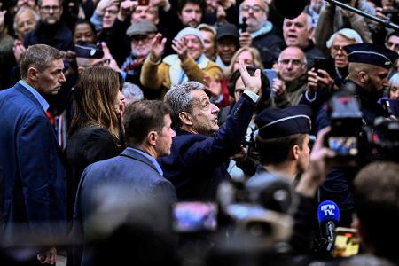 Unterstützer, Freunde und Nachbarn warteten auf Sarkozy, als dieser zum Gefängnis aufbrach.