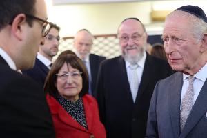 König Charles trifft Überlebende des Synagogenanschlags in Manchester