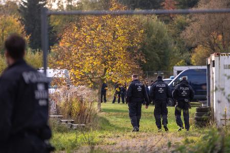 Nach Angaben der Polizei ist das Gelände etwa einen halben Hektar groß.