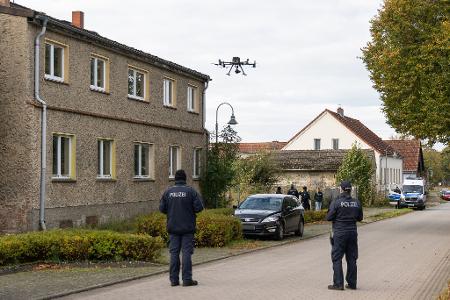Polizisten ließen eine Drohne über das Grundstück fliegen.