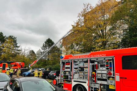Wohnungsbrand in Mehrfamilienhaus - zwei Personen verletzt
