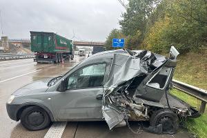 Bild der Unfallstelle. Zu sehen ist der Opel, der zuvor mit einem Defekt zum Stehen gekommen war.