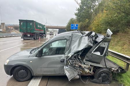 Bild der Unfallstelle. Zu sehen ist der Opel, der zuvor mit einem Defekt zum Stehen gekommen war. Bild der Unfallstelle. Zu sehen ist der Opel, der zuvor mit einem Defekt zum Stehen gekommen war.