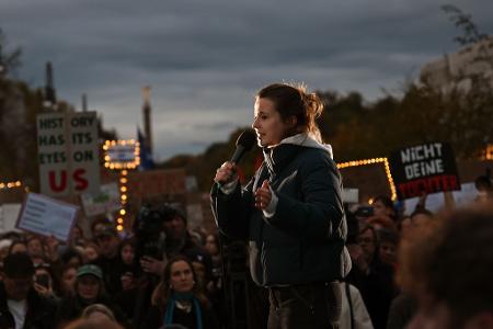 Luisa Neubauer kritisiert Merz für seine Äußerung. 
