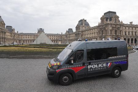 Die Polizei sucht weiter nach den Tätern und ihrer Beute. (Archivbild)
