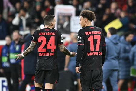 Leverkusens Aleix Garcia (l) und Leverkusens Eliesse Ben Seghir reagieren nach dem Spiel gegen Paris Saint-Germain.