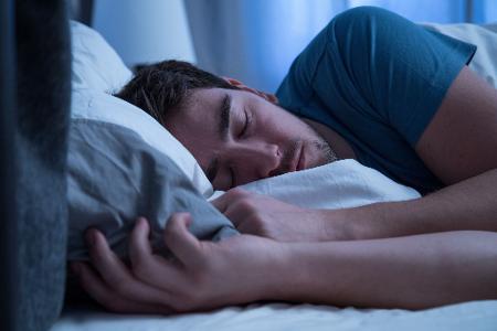 Eine Viertelstunde später ins Bett: Das ist eine Strategie, um die innere Uhr auf die Zeitumstellung vorzubereiten. 