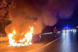 Beim Eintreffen der Feuerwehr stand der PKW in Vollbrand