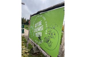 Beschädigtes Werbeschild