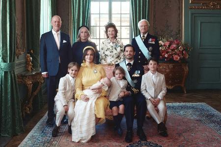 Carl Philip und Sofia von Schweden: Neues Taufbild von Tochter Ines Carl Philip und Sofia von Schweden: Neues Taufbild von Tochter Ines
