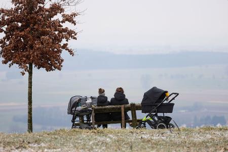 Lieber Kinder statt Karriere? Forscher haben das Rollenbild junger Frauen untersucht (Symbolbild).  Lieber Kinder statt Karriere? Forscher haben das Rollenbild junger Frauen untersucht (Symbolbild).