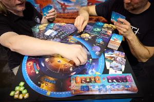 Brettspiele sind nach Branchenangaben weiter stark gefragt.