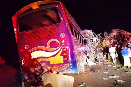 Zwei Reisebusse sind bei einem Überholmanöver frontal aufeinandergestoßen. 