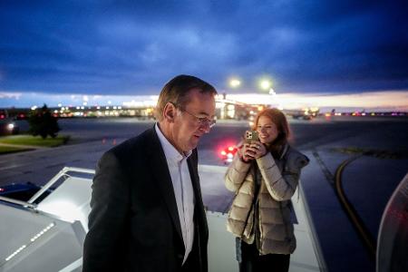Abflug aus Kanada – Verteidigungsminister im Fokus
