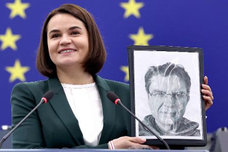 Die belarussische Oppositionsführerin Swetlana Tichanowskaja zeigt ein Bild von Andrzej Poczobut. 