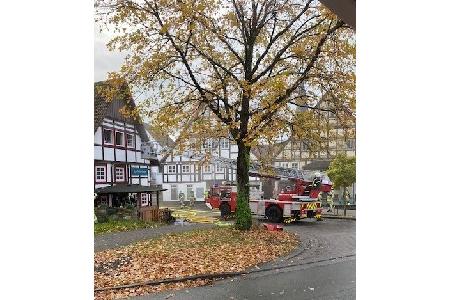 Einsatzstelle mit Drehleiter im Vordergrund