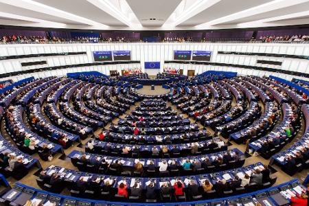 Eine knappe Mehrheit der Abgeordneten stimmte dafür, noch keine finalen Verhandlungen mit den EU-Staaten aufzunehmen. Eine knappe Mehrheit der Abgeordneten stimmte dafür, noch keine finalen Verhandlungen mit den EU-Staaten aufzunehmen.