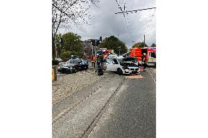 Verkehrsunfall mit zwei PKW. Auslaufende Betriebsstoffe