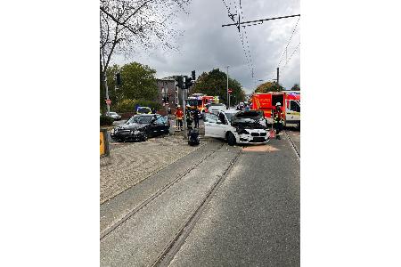 Verkehrsunfall mit zwei PKW. Auslaufende Betriebsstoffe