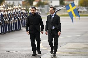 Der ukrainische Präsident Wolodymyr Selenskyj (links) wurde am Mittwoch von Regierungschef Ulf Kristersson (rechts) in Linköping begrüßt.
