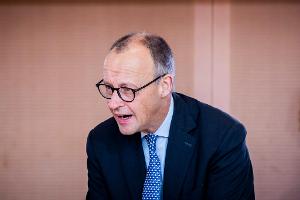 Mit einer Online-Petition richteten sich Tausende gegen Merz und seine "Stadtbild"-Äußerung. (Archivbild)