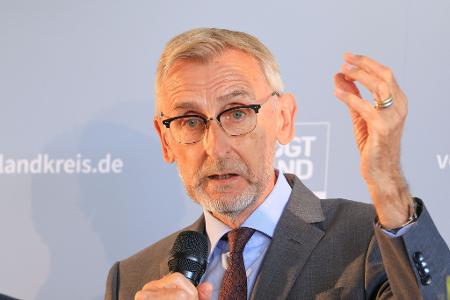 Sachsens Innenminister, Armin Schuster (CSU), sagt, die Umstellung auf Asylbewerberleistungen für neu angekommene ukrainische Flüchtlinge müsse jetzt schnell kommen. (Archivfoto)
