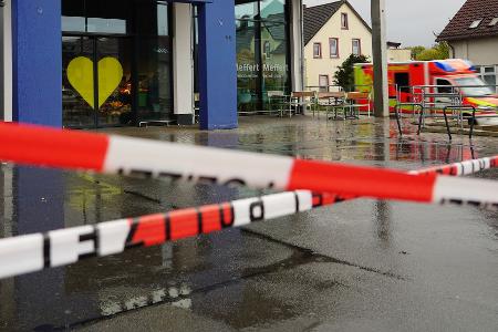 Ein 16-Jährigen wird brutal niedergestochen. Streit mit dem mutmaßlichen Täter gab es vorher laut Ermittlern nicht. Ein 16-Jährigen wird brutal niedergestochen. Streit mit dem mutmaßlichen Täter gab es vorher laut Ermittlern nicht.