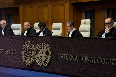 Gerichtspräsident Yuji Iwasawa (2. v. r.) ermahnte Israel unter anderem, 