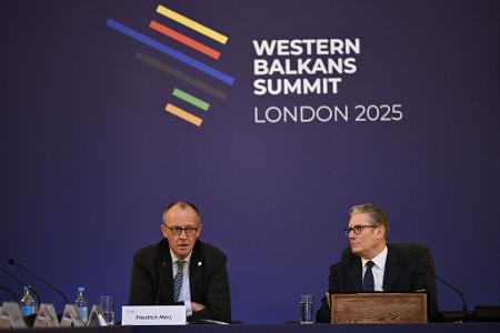 Merz konkretisierte seinen Aussagen bei einer Pressekonferenz in London.