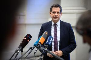 Ministerpräsident Olaf Lies (SPD) sorgt sich um die Autobranche im VW-Land Niedersachsen. (Archivbild)