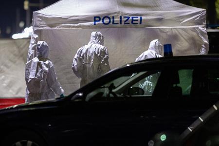Die Polizei sichert am Tatort Spuren.
