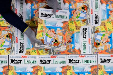 Ausgaben des neuen Asterix-Band Nummer 41 mit dem Titel "Lusitanien" werden in einer Logistikhalle in Köln konfektioniert und in Displays für den Einzelhandel verpackt.