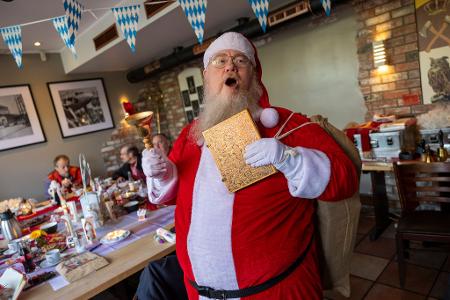 Bastian Kluth, einer der Teilnehmer der Weihnachtsmann-Schulung, zeigt sein Kostüm. Bastian Kluth, einer der Teilnehmer der Weihnachtsmann-Schulung, zeigt sein Kostüm.