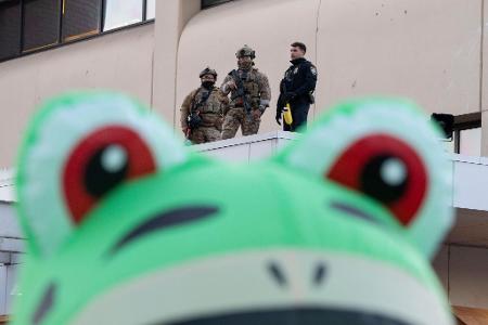 Protestaktion im Froschkostüm vor ICE-Gebäude in Portland