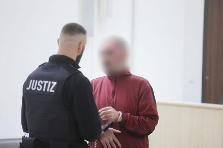 Der Angeklagte ließ über seinen Verteidiger erklären, dass er die Tat zutiefst bereue. Der Angeklagte ließ über seinen Verteidiger erklären, dass er die Tat zutiefst bereue.