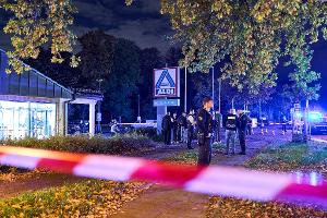 Mindestens eine Person wurde verletzt und in ein Krankenhaus gebracht. 