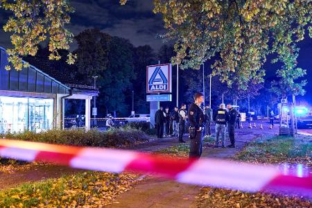 Mindestens eine Person wurde verletzt und in ein Krankenhaus gebracht. 