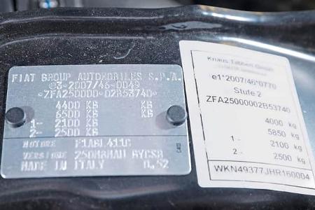 Zulässiges Gesamtgewicht, Zuggesamtgewicht und Achslasten stehen auf dem Typenschild.