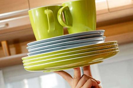 Melamin ist im Vergleich zu Porzellan viel leichter, Gewicht sparen geht auch mit Alu statt Edelstahl.