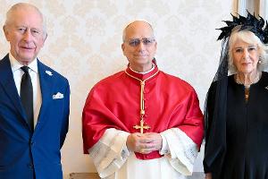 Historischer Moment: König Charles betet gemeinsam mit Papst Leo